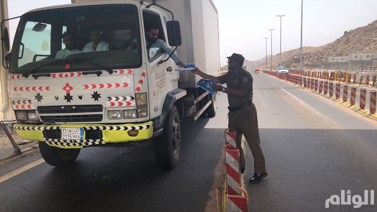 شاهد ماذا فعلت دوريات أمن الطرق في الطائف لنصح وإرشاد المسافرين