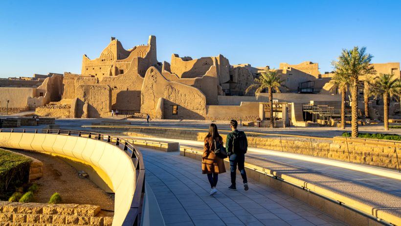 السياحة السعودية تزدهر: زيادة 22.9% في إنفاق الزوار وفائض السفر يتجاوز 24 مليار ريال