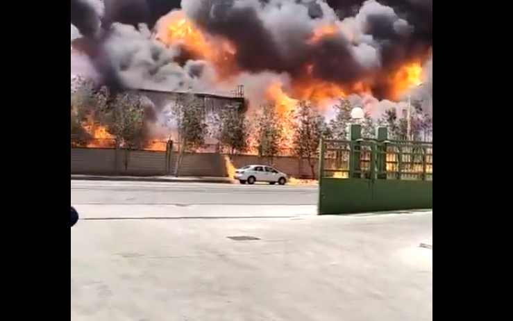 الدفاع المدني بجدة يخمد حريقًا بمصنع في المدينة الصناعية الأولى