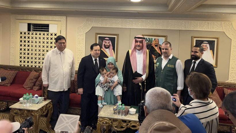 التوأم السيامي الفلبيني يصل إلى الرياض.. ريادة سعودية عمرها 34 عاماً في عمليات الفصل