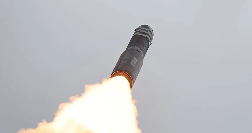 بيونج يانج تختبر بـ”نجاح” صاروخاً متعدد الرؤوس الحربية