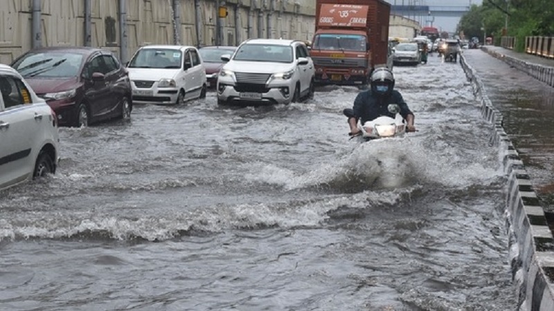أمطار غزيرة تقتل 11 شخصا في نيودلهي.. وحركة الطيران تتعطل