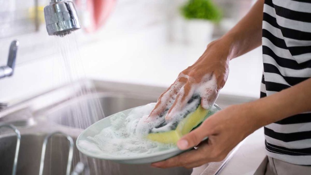 دراسة: إسفنجة غسيل الأطباق تطلق مواد سامة وتهدد بالسرطان