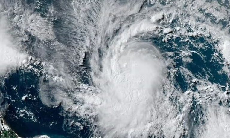 إعصار “بيريل” يُهدد منطقة الكاريبي.. تحذيرات من فيضانات وأضرار كارثية