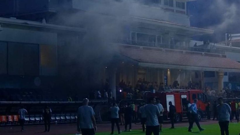 اندلاع حريق يتسبب في إيقاف مباراة بيراميدز وسموحة في الدوري المصري