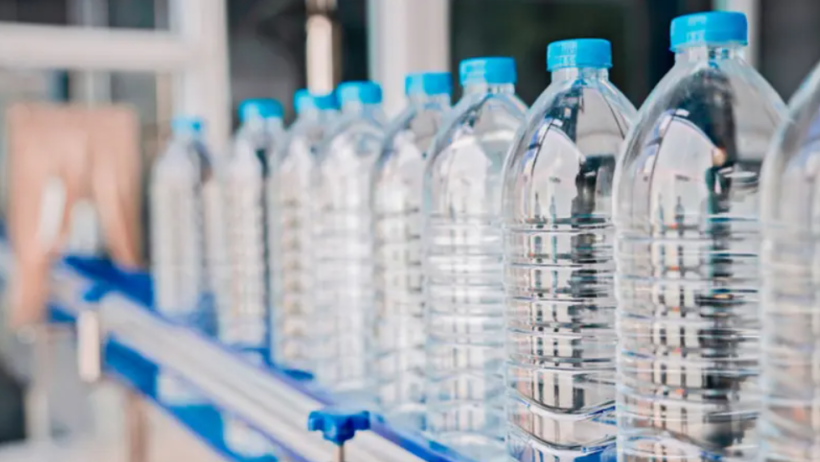 دراسة تحذر: زجاجات المياه البلاستيكية تزيد خطر الإصابة بالسكري