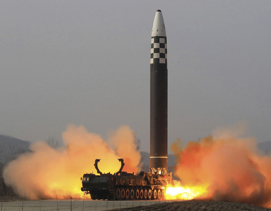 كوريا الشمالية تعلن نجاح تجربة لتطوير صاروخ متعدد الرؤوس الحربية.. وجارتها الجنوبية ترد