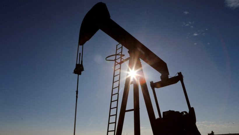 النفط يستقر قرب أعلى مستوى في شهرين وبرنت يسجل 86.80 دولار للبرميل