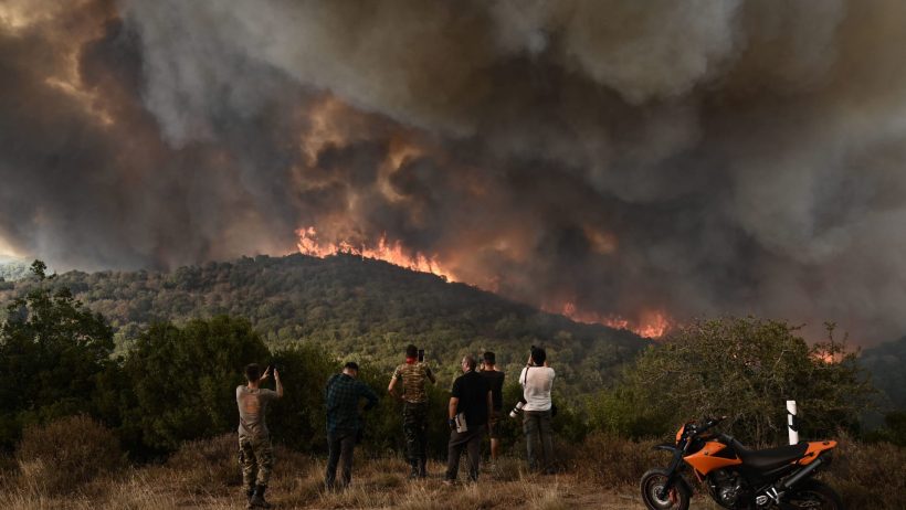 بدعم من طائرات هليكوبتر.. اليونان تكافح حرائق الغابات في جزيرة كوس
