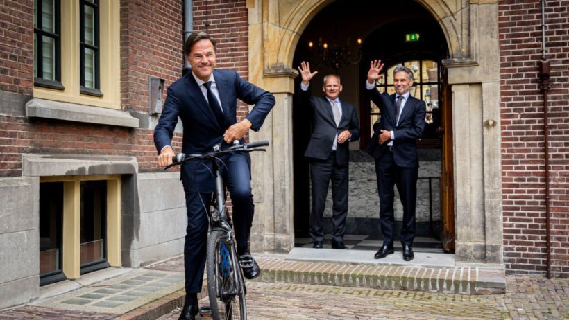 لماذا غادر رئيس وزراء هولندا منصبه على دراجة هوائية؟ تصريحاته السابقة تُجيب