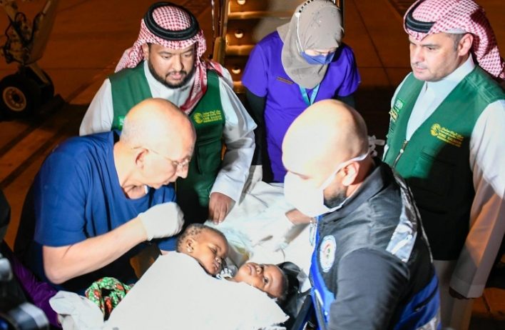 عبر طائرة إخلاء طبي خاصة.. التوأم السيامي البوركيني يصل إلى الرياض لدراسة إمكانية فصلهما