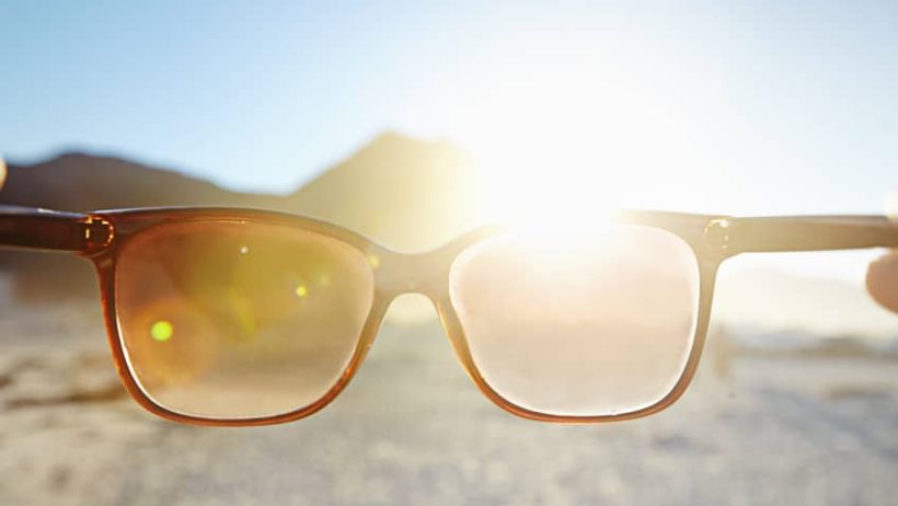 استشاري عيون يوضح لـ”الوئام” كيف تختار نظارتك الشمسية