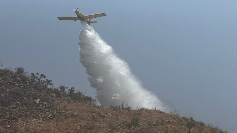 الدفاع المدني بميسان يخمد حريقًا في أشجار وأعشاب بمنطقة جبلية
